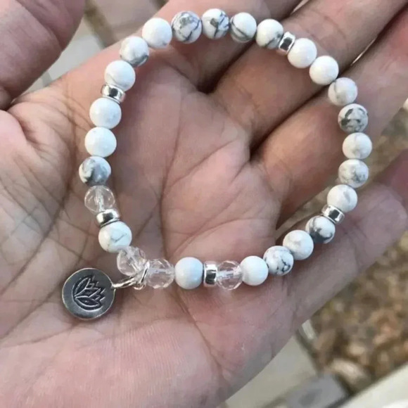MC - Unisex White Howlite Crystal Quartz Beaded Stretch Bracelet